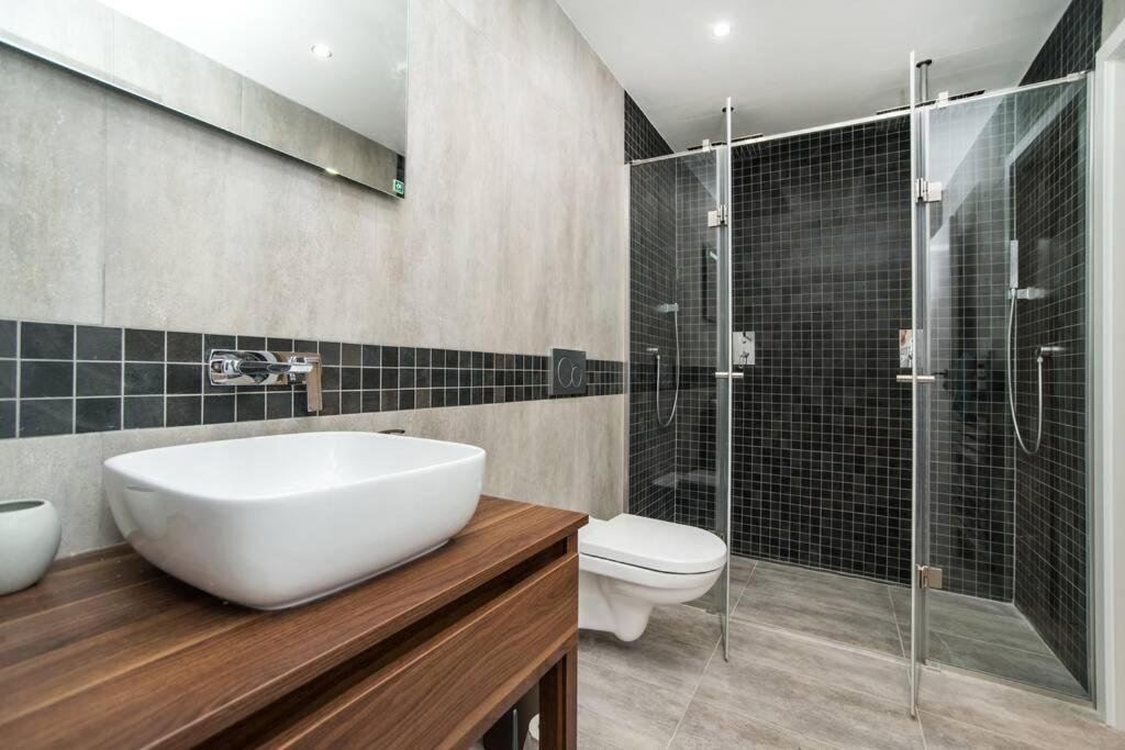 Old Town 1 Bedroom Oasis With Ac And Double Shower Прага Екстериор снимка