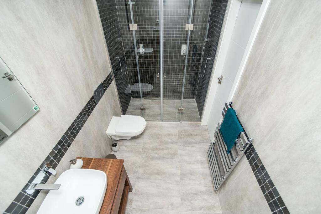 Old Town 1 Bedroom Oasis With Ac And Double Shower Прага Екстериор снимка