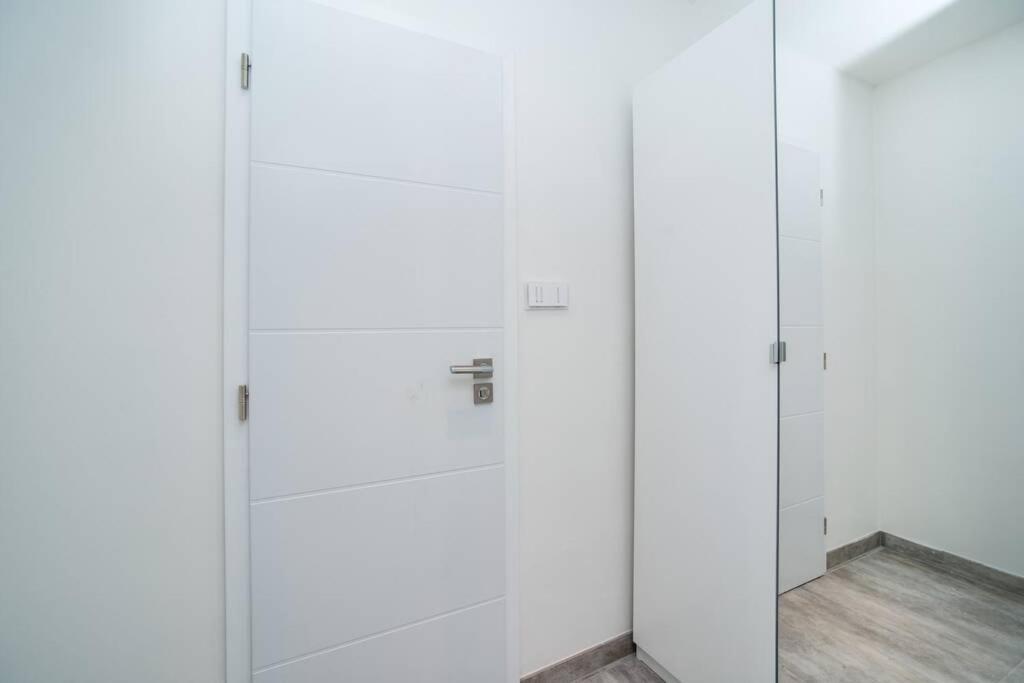 Old Town 1 Bedroom Oasis With Ac And Double Shower Прага Екстериор снимка